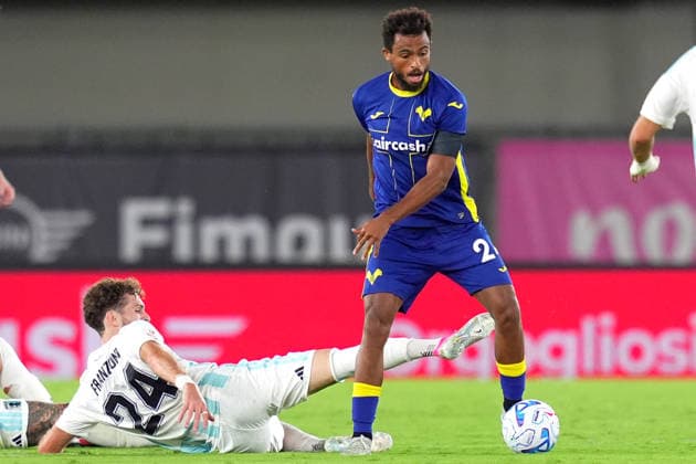 Verona s Antoine Bernede fights for the ball with Entella s Andrea Franzoni during Frecciarossa Italian Cup 2026 2027 soccer match between Hellas Verona and Entella at the Bentegodi Stadium in Verona, north Italy - Sunday August 16, 2026. - Soccer .  Copyright: xSpada LaPressex