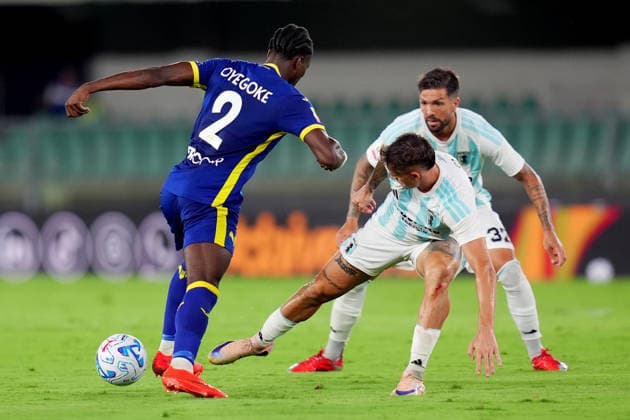 Verona s Daniel Oyegoke fights for the ball with Entella s Andrea Franzoni during Frecciarossa Italian Cup 2026 2027 soccer match between Hellas Verona and Entella at the Bentegodi Stadium in Verona, north Italy - Sunday August 16, 2026. - Soccer .  Copyright: xSpada LaPressex