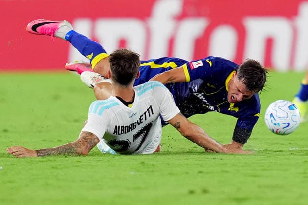 Sport Bilder des Tages Verona s Mattia Compagnoni fights for the ball with Entella s Mattia Alborghetti during Frecciarossa Italian Cup 2026 2027 soccer match between Hellas Verona and Entella at the Bentegodi Stadium in Verona, north Italy - Sunday August 16, 2026. - Soccer .  Copyright: xSpada LaPressex