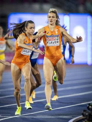 BIRMINGHAM - (lr) Eveline Saalberg, Lieke Klaver in action in the women s 4x400 relay during the final day of the European Athletics Championships. IRIS VAN DEN BROEK ANP xVIxANPxSportx xxANPxIVx 565645602 originalFilename: 565645602.jpg
