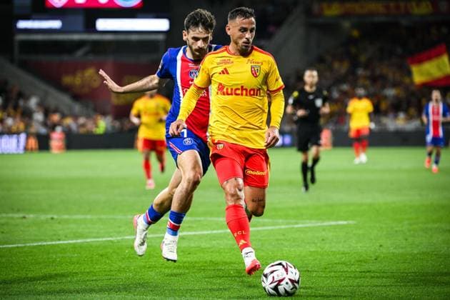 August 16, 2026, Lens, France, France: Khvicha KVARATSKHELIA of PSG and Ruben AGUILAR of Lens during the Champions Trophy (Trophee des Champions) match between RC Lens and Paris Saint-Germain (PSG) at Bollaert-Delelis Stadium on August 16, 2026 in Lens, France. Lens France - ZUMAm308 20260816_zsp_m308_017 Copyright: xMatthieuxMirvillex
