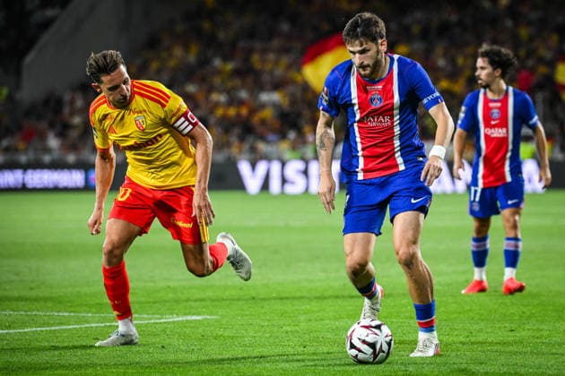 August 16, 2026, Lens, France, France: Florian THAUVIN of Lens and Khvicha KVARATSKHELIA of PSG during the Champions Trophy (Trophee des Champions) match between RC Lens and Paris Saint-Germain (PSG) at Bollaert-Delelis Stadium on August 16, 2026 in Lens, France. Lens France - ZUMAm308 20260816_zsp_m308_016 Copyright: xMatthieuxMirvillex