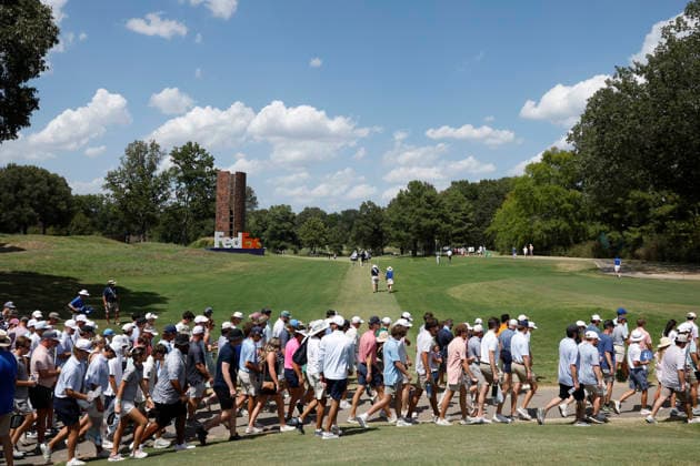 MEMPHIS, TN - AUGUST 16: Fans cross the No. 9 fairway during the final round of the FedEx St. Jude Championship, August 16, 2026, at TPC Southwind in Memphis, Tennessee. (Photo by Matthew Maxey Icon Sportswire) GOLF: AUG 16 PGA, Golf Herren FedEx St. Jude Championship EDITORIAL USE ONLY Icon260816059