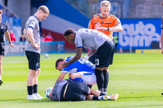 Deutschland: 3.Liga, Saison 2026 2027, 16.08.2026, 2. Spieltag, FC Hansa Rostock vs Waldhof Mannheim, Ostseestadion : Asallari, Kushtrim (Waldhof Mannheim, 20), Dajaku, Leon (FC Hansa Rostock, 43), Klünter, Lukas (Waldhof Mannheim, 24), Weller, Felix (Schiedsrichter) *** German 3rd Division, 2026–2027 Season, August 16, 2026, Matchday 2, FC Hansa Rostock vs. Waldhof Mannheim, Ostseestadion Asallari, Kushtrim Waldhof Mannheim, 20, Dajaku, Leon (FC Hansa Rostock), 43, Klünter, Lukas (Waldhof Mannheim), 24, Weller, Felix (Referee) Copyright: xMichellexLukax