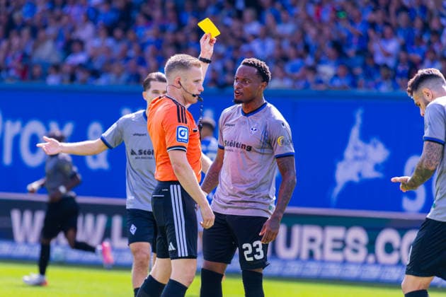 Deutschland: 3.Liga, Saison 2026 2027, 16.08.2026, 2. Spieltag, FC Hansa Rostock vs Waldhof Mannheim, Ostseestadion : Weller, Felix (Schiedsrichter) mit gelber Karte für Mickels, Leroy (Waldhof Mannheim, 23) *** German 3rd Division, 2026–2027 Season, August 16, 2026, Matchday 2, FC Hansa Rostock vs. Waldhof Mannheim, Ostseestadion Weller, Referee Felix issues a yellow card to Mickels, Leroy (Waldhof Mannheim), 23 Copyright: xMichellexLukax