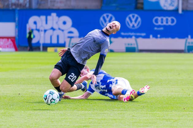 Deutschland: 3.Liga, Saison 2026 2027, 16.08.2026, 2. Spieltag, FC Hansa Rostock vs Waldhof Mannheim, Ostseestadion : Asallari, Kushtrim (Waldhof Mannheim, 20) im Zweikampf gegen Michaelis, Yannick (FC Hansa Rostock, 41) *** German 3rd Division, 2026–2027 Season, August 16, 2026, Matchday 2, FC Hansa Rostock vs. Waldhof Mannheim, Ostseestadion Asallari, Kushtrim Waldhof Mannheim, 20 in a tackle against Michaelis, Yannick FC Hansa Rostock, 41 Copyright: xMichellexLukax
