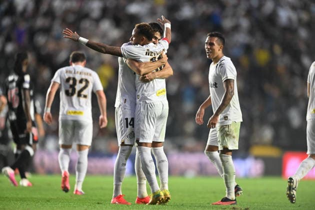 Vasco x Santos RIO DE JANEIRO, RJ - 16.08.2026: VASCO X SANTOS - Luan Peres scores the third goal during Vasco da Gama x Santos, a match valid for the 23rd round of the 2026 Brazilian Championship, held at the Sao Januario stadium, located in the city of Rio de Janeiro (RJ), on the afternoon of this Sunday (16). (Photo: Nayra Halm Fotoarena) x2999403x  NayraxHalm