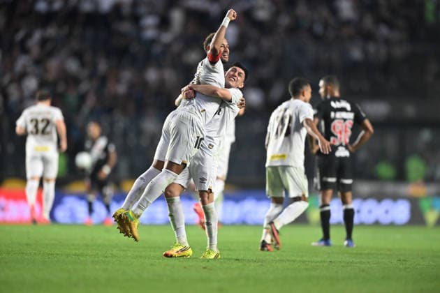 Vasco x Santos RIO DE JANEIRO, RJ - 16.08.2026: VASCO X SANTOS - Neymar celebrates goal scored by Luan Peres during Vasco da Gama x Santos, match valid for the 23rd round of the 2026 Brazilian Championship, held at the Sao Januario stadium, located in the city of Rio de Janeiro (RJ), on the afternoon of this Sunday (16). (Photo: Nayra Halm Fotoarena) x2999404x  NayraxHalm