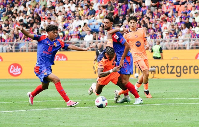 16.08.2026 Schweiz Basel St.Jakob-Park Fssball Herren Saison 2026-2027 Testspiel FC Basel - FC Barcelona, Barca 2:5 Bild. Raphinta FC Barcelona gegen Jean Doucoure und Nicolas Vouilloz Re. FC Basel Aktion *** August 16, 2026, Switzerland, Basel, St. Jakob Park, Men s Soccer, 2026–2027 Season, Friendly Match: FC Basel vs. FC Barcelona, 2–5, Photo by Raphinta: FC Barcelona vs. Jean Doucoure and Nicolas Vouilloz, Re: FC Basel, Action 