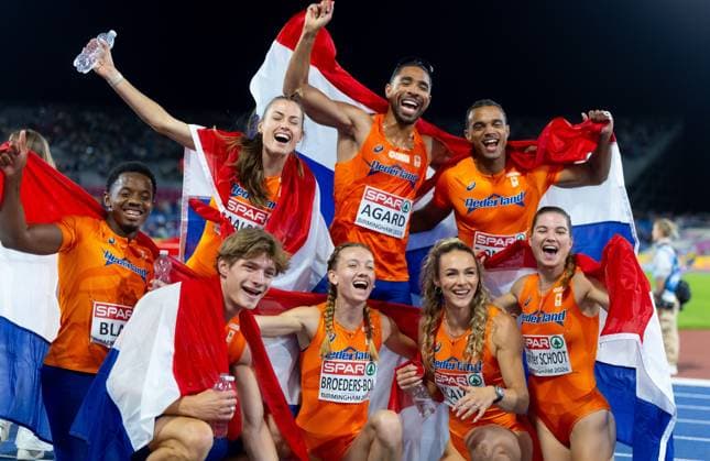BIRMINGHAM - Terrence Agard, Eugene Omalla, Myrte van der Schoot, Lieke Klaver, Eveline Saalberg, Jonas Phijffers and Femke Broeders-Bol in action during the women s 4x400 relay final on the final day of the European Athletics Championships. IRIS VAN DEN BROEK ANP xVIxANPxSportx xxANPxIVx 565647080 originalFilename: 565647080.jpg