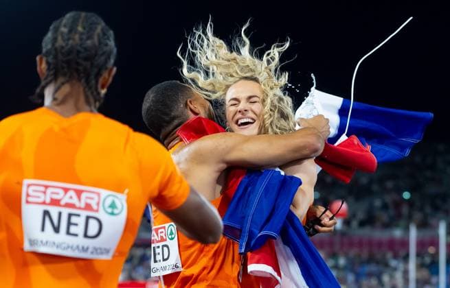BIRMINGHAM - Terrence Agard and Lieke Klaver after the women s 4x400 relay final on the final day of the European Athletics Championships. IRIS VAN DEN BROEK ANP xVIxANPxSportx xxANPxIVx 565647303 originalFilename: 565647303.jpg