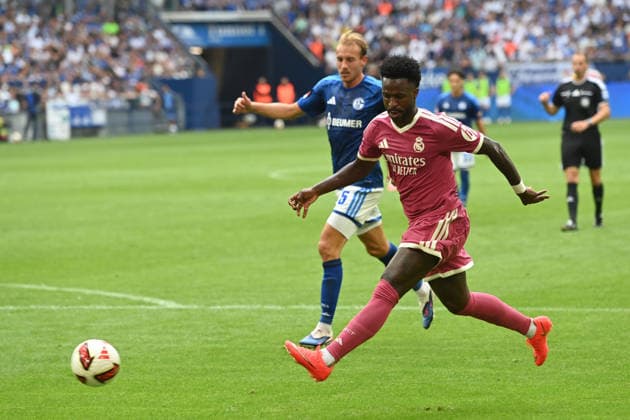 Vinicius JUNIOR (Real Madrid) gegen Timo BECKER (GE) Aktion, Zweikampf, Fussball Freundschaftsspiel FC Schalke 04 - Real Madrid 0-3 am 16.08.2026 in der Veltins-Arena Gelsenkirchen Deutschland. DFL regulations prohibit any use of photographs as image sequences and or quasi-video Â *** Vinicius JUNIOR (Real Madrid) vs. Timo BECKER (GE) – Action, Tackle, Soccer Friendly Match: FC Schalke 04 vs. Real Madrid 0–3 on August 16, 2026, at the Veltins Arena in Gelsenkirchen, Germany. DFL regulations prohibit any use of photographs as image sequences and or quasi-video.