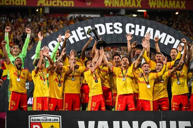 August 16, 2026, Lens, France, France: Players of Lens celebrate the victory with the trophy during the Champions Trophy (Trophee des Champions) match between RC Lens and Paris Saint-Germain (PSG) at Bollaert-Delelis Stadium on August 16, 2026 in Lens, France. Lens France - ZUMAm308 20260816_zsp_m308_021 Copyright: xMatthieuxMirvillex