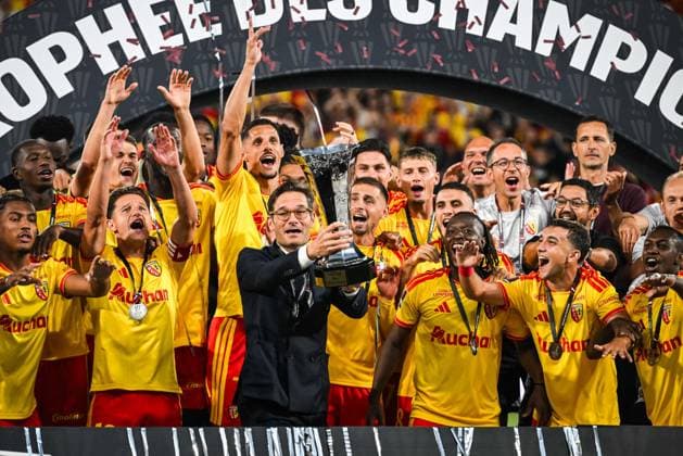 August 16, 2026, Lens, France, France: Joseph OUGHOURLIAN and players of Lens celebrate the victory with the trophy during the Champions Trophy (Trophee des Champions) match between RC Lens and Paris Saint-Germain (PSG) at Bollaert-Delelis Stadium on August 16, 2026 in Lens, France. Lens France - ZUMAm308 20260816_zsp_m308_024 Copyright: xMatthieuxMirvillex