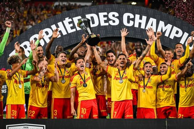 August 16, 2026, Lens, France, France: Players of Lens celebrate the victory with the trophy during the Champions Trophy (Trophee des Champions) match between RC Lens and Paris Saint-Germain (PSG) at Bollaert-Delelis Stadium on August 16, 2026 in Lens, France. Lens France - ZUMAm308 20260816_zsp_m308_023 Copyright: xMatthieuxMirvillex