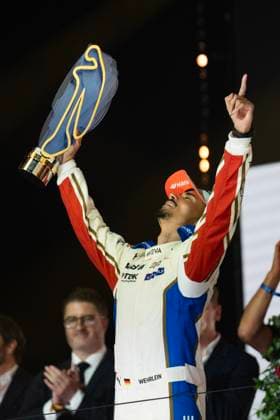 London, United Kingdom. 16 August 2026. Driver 94 Pascal Wehrlein (Germany) (Porsche Formula E Team) lifts the trophy and looks up in celebration following is World Championship, WM, Weltmeisterschaft win after the Round 17 Race at the ABB FIA Formula E 2026 Hankuk London E-Prix at ExCeL London. Copyright: xDavidxSarmientox xVWPicsx DSG-1365