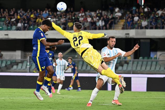 SOCCER - Coppa Italia - Hellas Verona FC vs. Virtus Entella Photo by IPA ABACAPRESS.COM87552498 - Amin Sarr of Hellas Verona FC is in action against Federico Del Frate of Virtus Entella Chiavari during the soccer match between Hellas Verona FC and Virtus Entella Chiavari, Round of 32 of the 2026 2027 Frecciarossa Italian Cup at Marcantonio Bentegodi Stadium on August 16, 2026, in Verona, Italy. Verona Italy  Copyright: xIPAxSport ABACAx