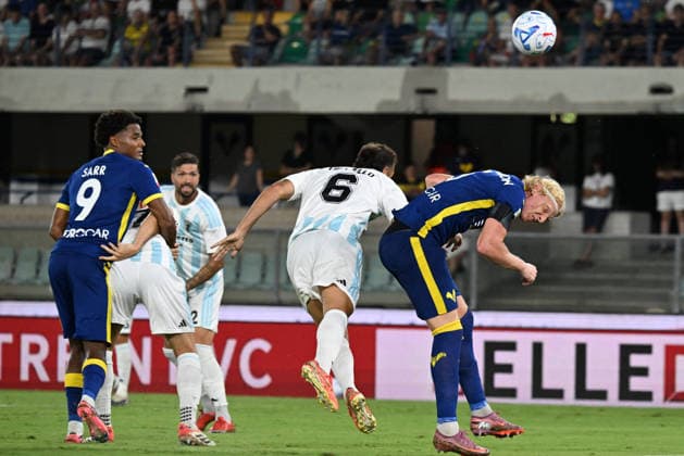 SOCCER - Coppa Italia - Hellas Verona FC vs. Virtus Entella Photo by IPA ABACAPRESS.COM87552493 - Andrias Edmundsson of Hellas Verona FC is in action against Andrea Traniello of Virtus Entella Chiavari during the soccer match between Hellas Verona FC and Virtus Entella Chiavari, Round of 32 of the 2026 2027 Frecciarossa Italian Cup at Marcantonio Bentegodi Stadium on August 16, 2026, in Verona, Italy. Verona Italy  Copyright: xIPAxSport ABACAx