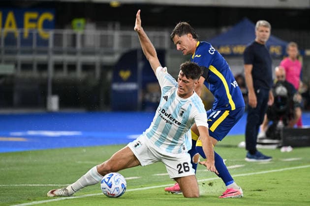SOCCER - Coppa Italia - Hellas Verona FC vs. Virtus Entella Photo by IPA ABACAPRESS.COM87552480 - Stefano Di Mario of Virtus Entella Chiavari is challenged by Mattia Compagnon of Hellas Verona FC during the soccer match between Hellas Verona FC and Virtus Entella Chiavari, Round of 32 of the 2026 2027 Frecciarossa Italian Cup at Marcantonio Bentegodi Stadium on August 16, 2026, in Verona, Italy. Verona Italy  Copyright: xIPAxSport ABACAx