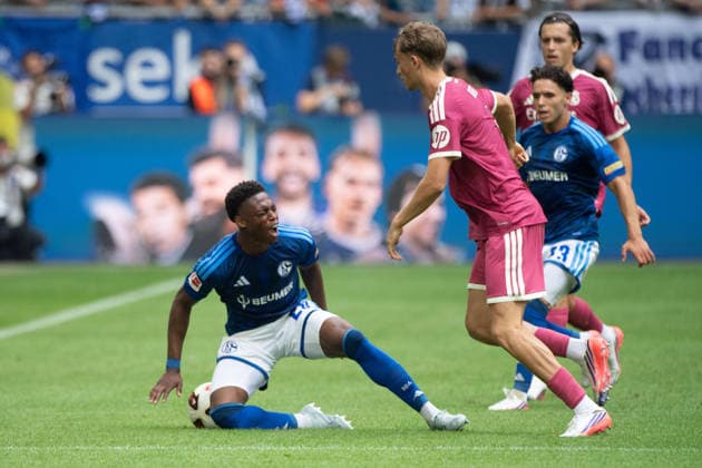 Junior ADAMU (GE) gegen Dean HUIJSEN (Real Madrid) Aktion, Zweikampf, Fussball Freundschaftsspiel FC Schalke 04 - Real Madrid 0-3 am 16.08.2026 in der Veltins-Arena Gelsenkirchen Deutschland. DFL regulations prohibit any use of photographs as image sequences and or quasi-video Â *** Junior ADAMU GE vs. Dean HUIJSEN, Real Madrid: Action, Tackle, Soccer Friendly Match: FC Schalke 04 vs. Real Madrid 0–3 on August 16, 2026, at the Veltins Arena in Gelsenkirchen, Germany. DFL regulations prohibit any use of photographs as image sequences and or quasi-video.