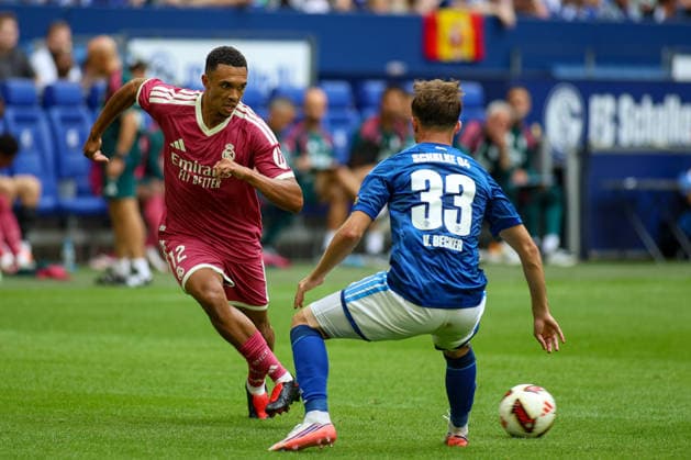 16.08.2026, GER, Fussball, Herren, Testspiel, Saison 2026 2027, FC Schalke 04 - Real Madrid CF Trent Alexander-Arnold (RMA) in Aktion am Ball, Einzelaktion *** August 16, 2026, GER, Soccer, Men s, Friendly, 2026–2027 Season, FC Schalke 04 vs. Real Madrid CF: Trent Alexander-Arnold (RMA) in action with the ball, individual play Copyright: xSvenxHanischx