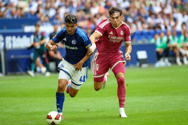 16.08.2026, GER, Fussball, Herren, Testspiel, Saison 2026 2027, FC Schalke 04 - Real Madrid CF Mertcan Ayhan (S04) und Carlos Espi (RMA) im Kampf um den Ball *** August 16, 2026, GER, Soccer, Men s, Friendly, 2026–2027 Season, FC Schalke 04 vs. Real Madrid CF: Mertcan Ayhan (S04) and Carlos Espi (RMA) battle for the ball Copyright: xSvenxHanischx