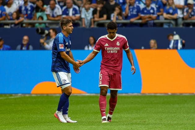16.08.2026, GER, Fussball, Herren, Testspiel, Saison 2026 2027, FC Schalke 04 - Real Madrid CF Dylan Leonard (S04) und Jude Bellingham (RMA) gestikuliert, Gestik *** August 16, 2026, GER, Soccer, Men s, Friendly Match, 2026–2027 Season, FC Schalke 04 vs. Real Madrid CF: Dylan Leonard (S04) and Jude Bellingham (RMA) gesturing, gestures Copyright: xSvenxHanischx