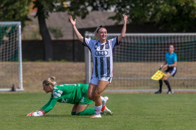 Erfurt, Deutschland 16. August 2026: DFB-Pokal Frauen - 2026 2027 - Play-off - 1. FFV Erfurt gegen FC Ingolstadt 04 Im Bild: 2. v.li. Torschützin Carina Wüst Wuest (FCI) jubelt nach ihrem Tor zum 0:1 DFL DFB regulations prohibit any use of photographs as image sequences and or quasi-video Sportpark Johannesplatz Thüringen *** Erfurt, Germany, August 16, 2026, 2026–2027 DFB Women’s Cup Playoff 1: FFV Erfurt vs. FC Ingolstadt 04. Pictured, second from left: Goal scorer Carina Wüst (FCI) celebrates after scoring the 0–1 goal. DFL and DFB regulations prohibit any use of photographs as image sequences and or quasi-video. Sportpark Johannesplatz, Thuringia Copyright: xFotostandx xSchäferx
