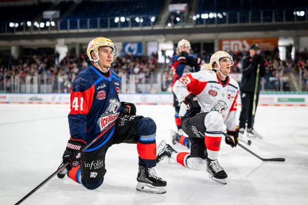 16.08.2026 - Eishockey - Saison 2026 2027 - Penny DEL - Public Practice der Nürnberg Ice Tigers Icetigers - ThHa - xthxhax - Das Team vor der Taktiktafel, im Fokus Jakob Weber (41, Nürnberg Ice Tigers, NIT ) *** August 16, 2026 Ice Hockey Season 2026–2027 Penny DEL Public Practice of the Nuremberg Ice Tigers Icetigers ThHa xthxhax The team in front of the playboard, with Jakob Weber 41 (Nuremberg Ice Tigers, NIT) in focus