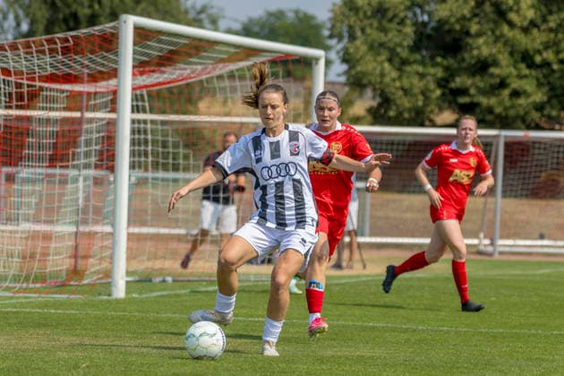 Erfurt, Deutschland 16. August 2026: DFB-Pokal Frauen - 2026 2027 - Play-off - 1. FFV Erfurt gegen FC Ingolstadt 04 Im Bild: v. li. im Zweikampf Stefanie Reischmann (FCI) und Laura Krug (Erfurt) DFL DFB regulations prohibit any use of photographs as image sequences and or quasi-video Sportpark Johannesplatz Thüringen *** Erfurt, Germany, August 16, 2026, 2026–2027 DFB Women’s Cup, Playoff 1: FFV Erfurt vs. FC Ingolstadt 04. Pictured, from left, in a tackle: Stefanie Reischmann (FCI) and Laura Krug (Erfurt). DFL and DFB regulations prohibit any use of photographs as image sequences and or quasi-video. Sportpark Johannesplatz, Thuringia Copyright: xFotostandx xSchäferx