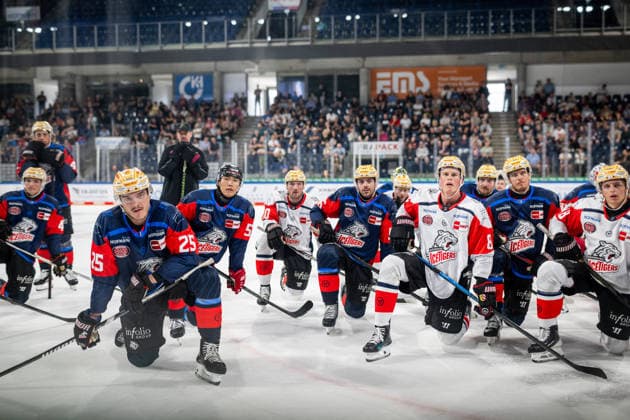 16.08.2026 - Eishockey - Saison 2026 2027 - Penny DEL - Public Practice der Nürnberg Ice Tigers Icetigers - ThHa - xthxhax - Das Team vor der Taktiktafel, Fans im Rücken *** August 16, 2026 Ice Hockey Season 2026–2027 Penny DEL Public Practice of the Nuremberg Ice Tigers Icetigers ThHa xthxhax The team in front of the playboard, fans behind them