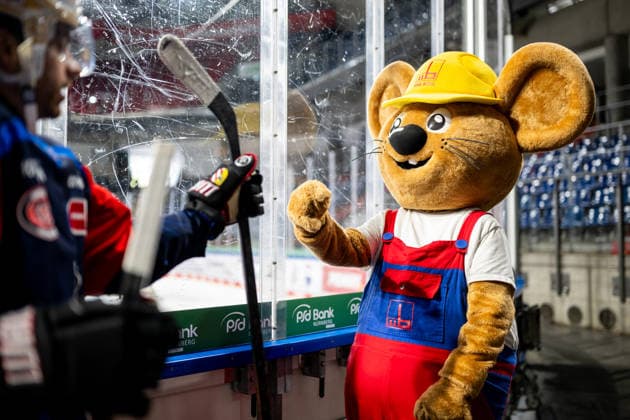 16.08.2026 - Eishockey - Saison 2026 2027 - Penny DEL - Public Practice der Nürnberg Ice Tigers Icetigers - ThHa - xthxhax - Maxmaus (Maskottchen, Firma Max Bögl ) *** August 16, 2026, 2026–2027 Ice Hockey Season, Penny DEL, Nuremberg Ice Tigers Public Practice, Icetigers ThHa xthxhax, Maxmaus Mascot, Max Bögl Company
