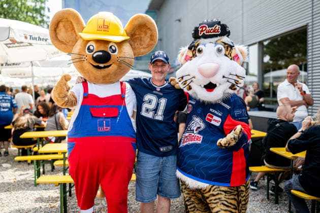 16.08.2026 - Eishockey - Saison 2026 2027 - Penny DEL - Public Practice der Nürnberg Ice Tigers Icetigers - ThHa - xthxhax - Maxmaus (Maskottchen, Firma Max Bögl ) mit Pucki (Maskottchen, Nürnberg Ice Tigers, NIT ) und Fan *** August 16, 2026 Ice Hockey Season 2026–2027 Penny DEL Public Practice of the Nuremberg Ice Tigers Icetigers ThHa xthxhax Maxmaus mascot, Max Bögl company with Pucki mascot, Nuremberg Ice Tigers, NIT, and fans