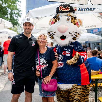16.08.2026 - Eishockey - Saison 2026 2027 - Penny DEL - Public Practice der Nürnberg Ice Tigers Icetigers - ThHa - xthxhax - Tyler Spezia (37, Nürnberg Ice Tigers, NIT ) mit Fan und Pucki (Maskottchen, Nürnberg Ice Tigers, NIT ) *** August 16, 2026, 2026–2027 Ice Hockey Season, Penny DEL, Nuremberg Ice Tigers Public Practice, Icetigers ThHa xthxhax, Tyler Spezia 37, Nuremberg Ice Tigers, NIT with a fan and the Pucki mascot, Nuremberg Ice Tigers, NIT