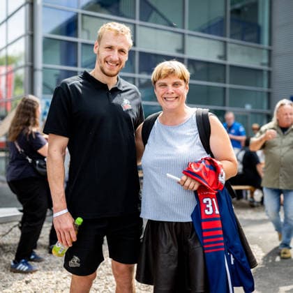 16.08.2026 - Eishockey - Saison 2026 2027 - Penny DEL - Public Practice der Nürnberg Ice Tigers Icetigers - ThHa - xthxhax - Niklas Treutle (31, Nürnberg Ice Tigers, NIT ) mit Fan *** August 16, 2026, 2026–2027 Ice Hockey Season, Penny DEL, Nuremberg Ice Tigers Public Practice, Icetigers ThHa xthxhax, Niklas Treutle 31, Nuremberg Ice Tigers, NIT with a fan