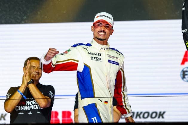 Pascal Wehrlein (Porsche Formula E Team, 94) Jubel, Freude, Lachen nach dem Rennen auf dem Podium, Weltmeister, World Driver Champion, ABB FIA Formula E World Championship, WM, Weltmeisterschaft London e-Prix 2026, Vereinigtes Koenigreich, Saison 12 2025 26, Runde 17, 16.07.2026, ABB FIA Formula E World Championship, London e-Prix 2026, Vereinigtes Koenigreich, Saison 12 2025 26, Runde 17, 16.07.2026 London *** Pascal Wehrlein, Porsche Formula E Team, No. 94, celebration, joy, laughter on the podium after the race, World Champion, World Driver Champion, ABB FIA Formula E World Championship, 2026 London e-Prix, United Kingdom, Season 12 (2025–26), Round 17, July 16, 2026, ABB FIA Formula E World Championship, 2026 London ePrix, United Kingdom, Season 12 (2025–26), Round 17, July 16, 2026, London Copyright: xEibner-Pressefoto LauraxRoemerx EP_LRR