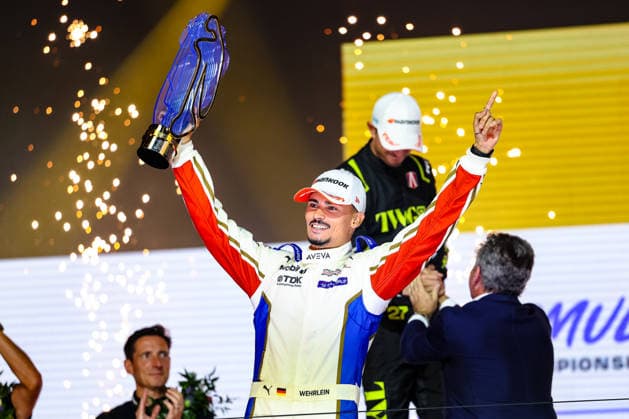 Pascal Wehrlein (Porsche Formula E Team, 94) Jubel, Freude, Lachen nach dem Rennen, Weltmeister, World Driver Champion, Podium, ABB FIA Formula E World Championship, WM, Weltmeisterschaft London e-Prix 2026, Vereinigtes Koenigreich, Saison 12 2025 26, Runde 17, 16.07.2026, ABB FIA Formula E World Championship, London e-Prix 2026, Vereinigtes Koenigreich, Saison 12 2025 26, Runde 17, 16.07.2026 London *** Pascal Wehrlein, Porsche Formula E Team, 94, celebration, joy, laughter after the race, World Champion, World Driver Champion, podium, ABB FIA Formula E World Championship, 2026 London e-Prix, United Kingdom, Season 12 (2025–26), Round 17, July 16, 2026, ABB FIA Formula E World Championship, 2026 London ePrix, United Kingdom, Season 12 (2025–26), Round 17, July 16, 2026, London Copyright: xEibner-Pressefoto LauraxRoemerx EP_LRR