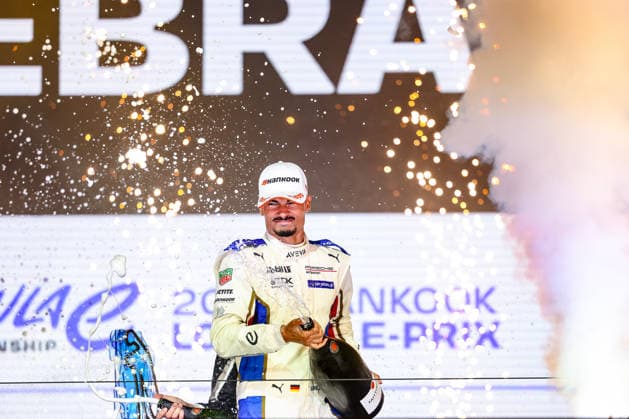 Pascal Wehrlein (Porsche Formula E Team, 94) feiert seinen zweiten Weltmeistertitel, verspruehen Champagner auf dem Podium , ABB FIA Formula E World Championship, WM, Weltmeisterschaft London e-Prix 2026, Vereinigtes Koenigreich, Saison 12 2025 26, Runde 17, 16.07.2026, ABB FIA Formula E World Championship, London e-Prix 2026, Vereinigtes Koenigreich, Saison 12 2025 26, Runde 17, 16.07.2026 London *** Pascal Wehrlein of the Porsche Formula E Team, No. 94, celebrates his second world championship title, spraying champagne on the podium, ABB FIA Formula E World Championship, 2026 London e-Prix, United Kingdom, Season 12 (2025–26), Round 17, July 16, 2026, ABB FIA Formula E World Championship, 2026 London ePrix, United Kingdom, Season 12 (2025–26), Round 17, July 16, 2026, London Copyright: xEibner-Pressefoto LauraxRoemerx EP_LRR