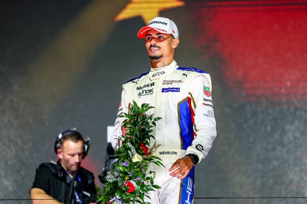 Pascal Wehrlein (Porsche Formula E Team, 94) auf dem Podium nach dem Rennen, Weltmeister, World Driver Champion, ABB FIA Formula E World Championship, WM, Weltmeisterschaft London e-Prix 2026, Vereinigtes Koenigreich, Saison 12 2025 26, Runde 17, 16.07.2026, ABB FIA Formula E World Championship, London e-Prix 2026, Vereinigtes Koenigreich, Saison 12 2025 26, Runde 17, 16.07.2026 London *** Pascal Wehrlein, Porsche Formula E Team, No. 94 on the podium after the race, World Champion, World Driver Champion, ABB FIA Formula E World Championship, 2026 London e-Prix, United Kingdom, Season 12 (2025–26), Round 17, July 16, 2026, ABB FIA Formula E World Championship, 2026 London ePrix, United Kingdom, Season 12 (2025–26), Round 17, July 16, 2026, London Copyright: xEibner-Pressefoto LauraxRoemerx EP_LRR