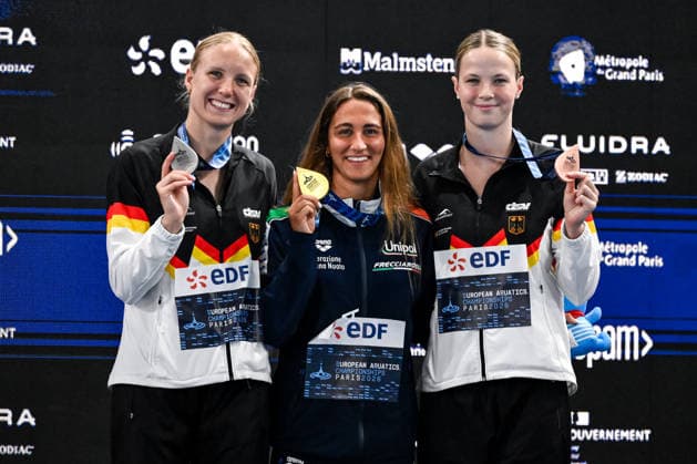 Isabel Gose of Germany, silver, Simona Quadarella of Italy, gold, Maya Werner of Germany, bronze show the medals after competing in the swimming 400m Freestyle Women Final during the European Aquatics Championships at the Olympic Aquatic Center in Paris (France), August 16, 2026. Andrea Staccioli