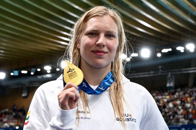 Ruta Meilutyte of Lithuania shows the gold medal after competing in the swimming 50m Breaststroke Women Final during the European Aquatics Championships at the Olympic Aquatic Center in Paris (France), August 16, 2026. Andrea Staccioli Deepbluemedia Insidefoto