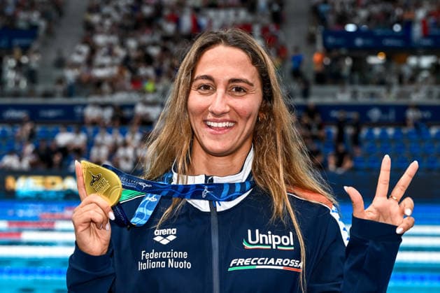 Simona Quadarella of Italy shows the gold medal after competing in the swimming 400m Freestyle Women Final during the European Aquatics Championships at the Olympic Aquatic Center in Paris (France), August 16, 2026. Andrea Staccioli Deepbluemedia Insidefoto