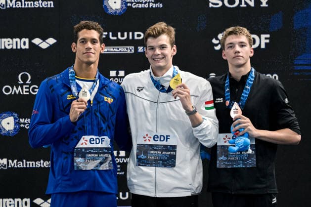 Hugo Gonzalez De Oliveira of Spain, silver, Hubert Kos of Hungary, gold, Mikhail Shcherbakov Neutral Athlete B, bronze show the medals after competing in the swimming 200m Individual Medley Men Final during the European Aquatics Championships at the Olympic Aquatic Center in Paris (France), August 16, 2026. Giorgio Scala DBM - Deepbluemedia Insidefoto