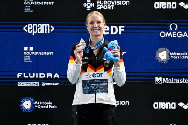 Isabel Gose of Germany shows the silver medal after competing in the swimming 400m Freestyle Women Final during the European Aquatics Championships at the Olympic Aquatic Center in Paris (France), August 16, 2026. Giorgio Scala DBM - Deepbluemedia Insidefoto