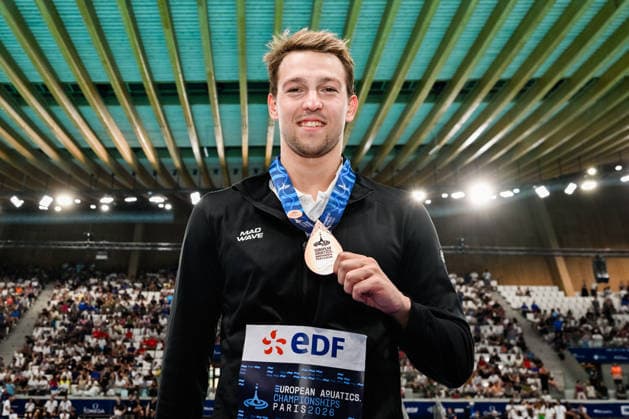 Pavel Samusenko of Neutral Athletes B shows the bronze medal after competing in the Men™s 100m Backstroke Final during the European Aquatics Championships at the Olympic Aquatic Center in Paris (France), August 16, 2026. Andrea Masini Deepbluemedia Insidefoto