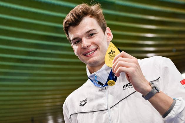 Hubert Kos of Hungary shows the gold medal after competing in the Men™s 200m Individual Medley Final during the European Aquatics Championships at the Olympic Aquatic Center in Paris (France), August 16, 2026. Andrea Masini Deepbluemedia Insidefoto