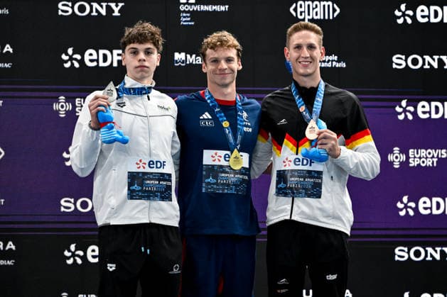 Oliver Papai of Hungary, silver, Leon Marchand of France, gold, Lukas Martens of Germany, bronze show the medals after competing in the swimming 400m Freestyle Men Final during the European Aquatics Championships at the Olympic Aquatic Center in Paris (France), August 16, 2026. Andrea Masini Deepbluemedia Insidefoto