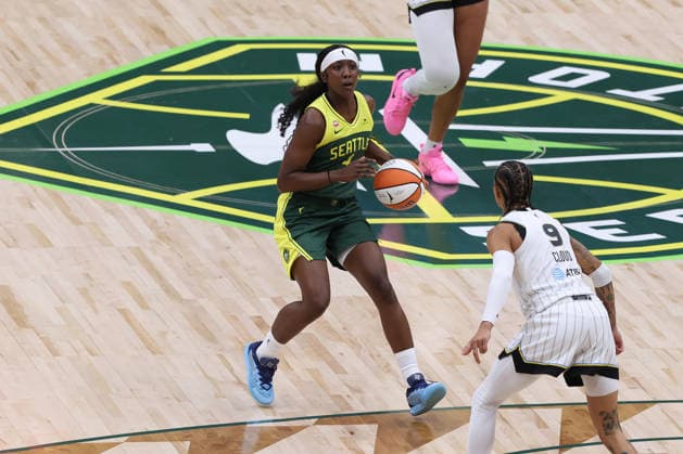 August 16, 2026, Seattle, Washington, USA: Seattle Storm guard FLAU JAE JOHNSON (4) controls the ball in the first quarter of the WNBA, Basketball Damen, USA match between the Seattle Storm and Chicago Sky at Climate Pledge Arena in Seattle. Seattle USA - ZUMAd218 20260816_zsp_d218_001 Copyright: xRichardxDizonx