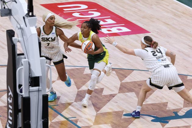 August 16, 2026, Seattle, Washington, USA: Seattle Storm guard ZIA COOKE (7) drives to the rim while defended by Chicago Sky guard-forward DIJONAI CARRINGTON (7) in the first quarter of the WNBA, Basketball Damen, USA match between the Seattle Storm and Chicago Sky at Climate Pledge Arena in Seattle. Seattle USA - ZUMAd218 20260816_zsp_d218_010 Copyright: xRichardxDizonx