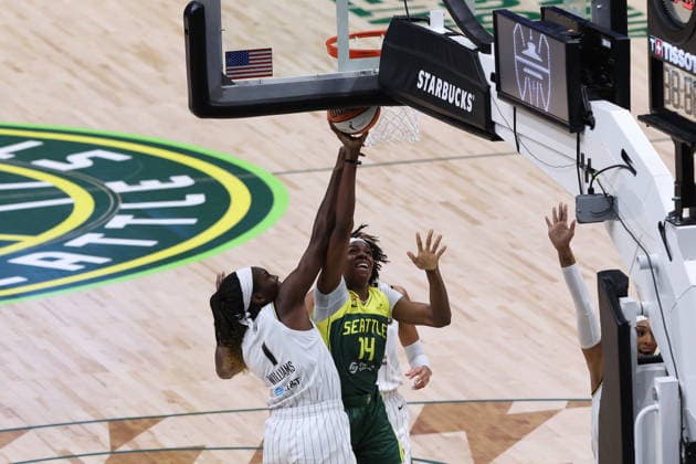 August 16, 2026, Seattle, Washington, USA: Seattle Storm center DOMINIQUE MALONGA (14) attempts a lay-up and is contested by Chicago Sky center-forward ELIZABETH WILLIAMS (1) in the first quarter of the WNBA, Basketball Damen, USA match between the Seattle Storm and Chicago Sky at Climate Pledge Arena in Seattle. Seattle USA - ZUMAd218 20260816_zsp_d218_014 Copyright: xRichardxDizonx